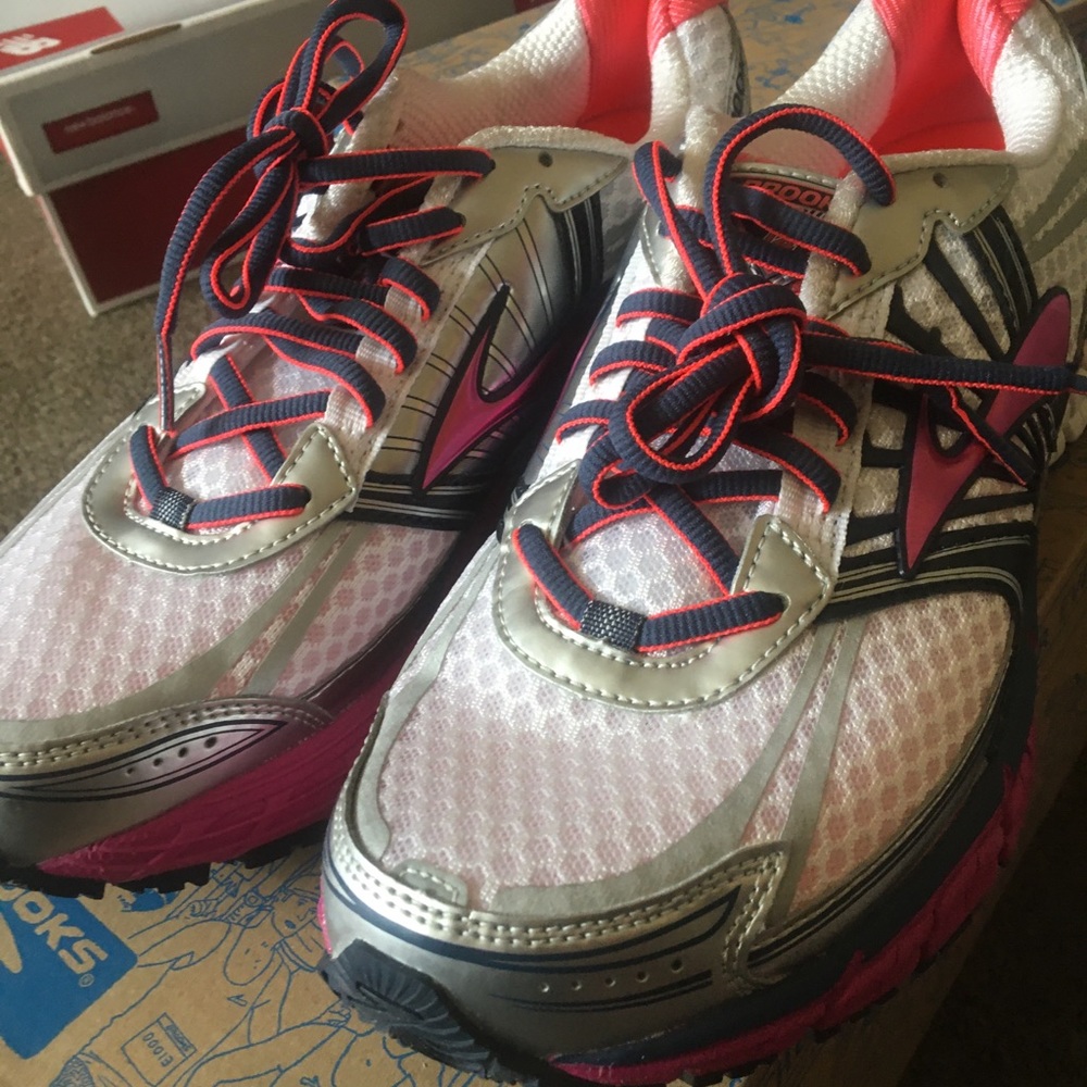 women’s brooks running shoes